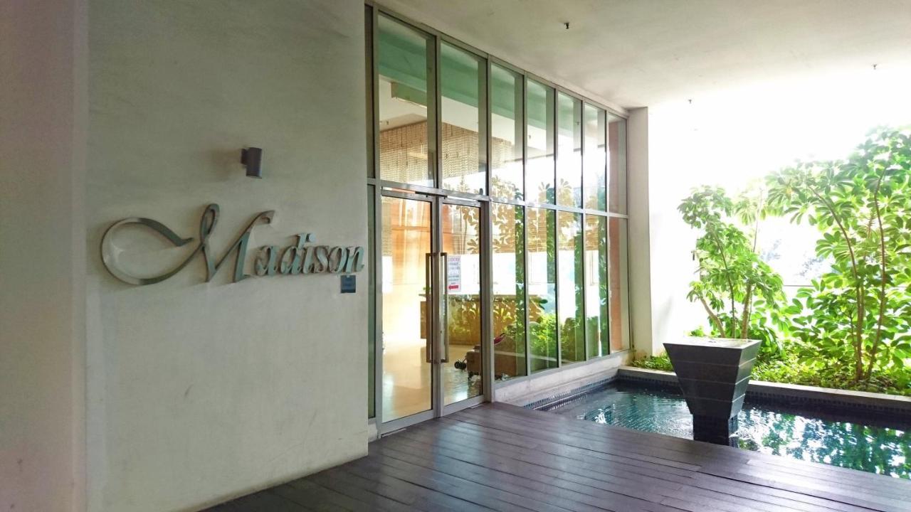 Regalia Suites Infinity Pool Kuala Lumpur Exterior foto